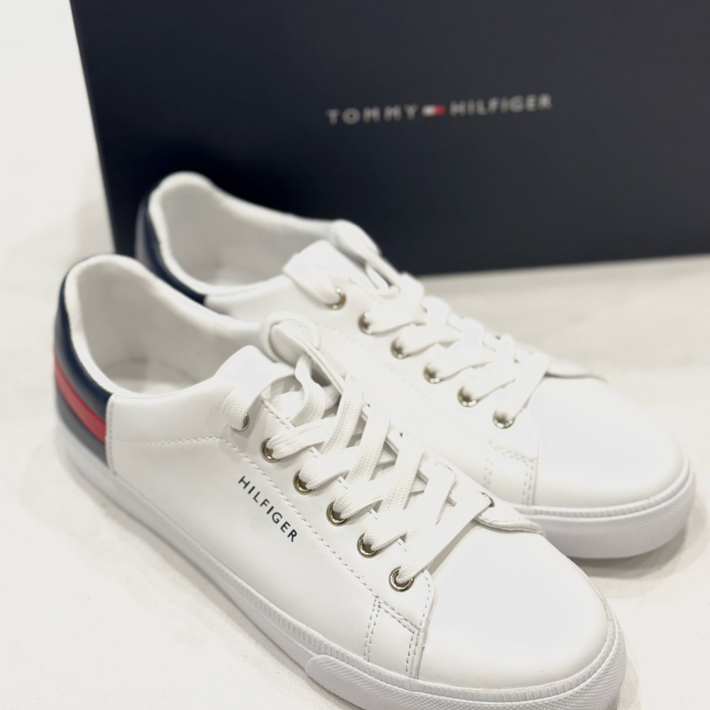 TOMMY HILFIGER LADDIN WOMEN'S ORDER COLOR WHITE MULTI  SIZE 8 ONLY